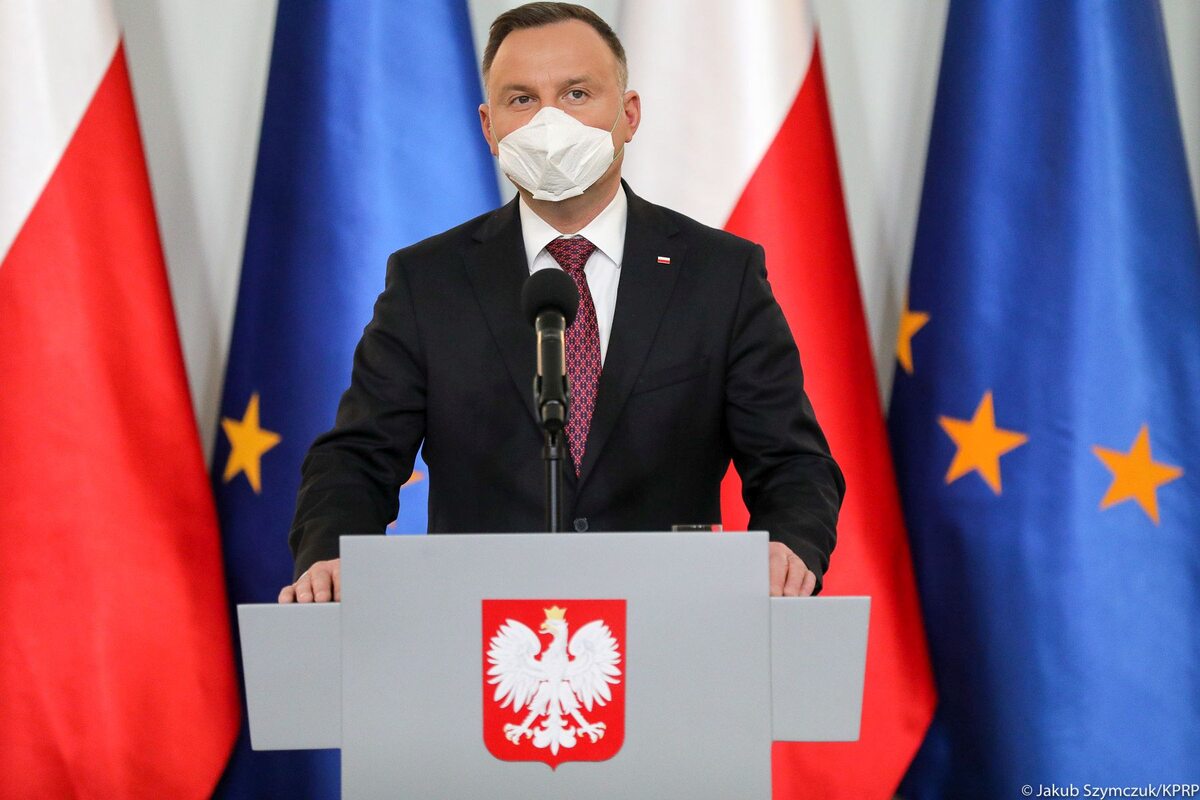 Prezydent Andrzej Duda w maseczce ochronnej w trakcie inauguracji projektu "Polskie szwalnie" 