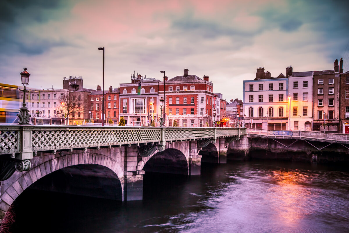 Dublin, Irlandia Znany z przyjaznej, wiejskiej atmosfery i przytulnych pubów.