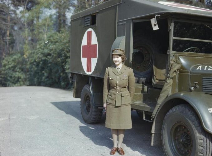 Elżbieta w mundurze Auxiliary Territorial Service, 1945