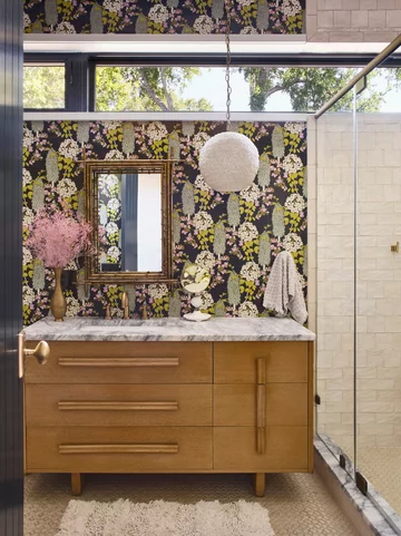 Wzorzysta tapeta zestawiona z szafką umywalkową wykonaną z komody vintage Tapeta do łazienki, komoda, vintage