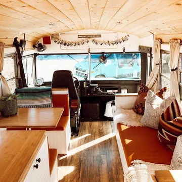 Autobus przerobiony na mieszkanie 