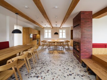 Rewitalizacja siedliska w&nbsp;G&oacute;rach Orlickich &ndash; radykalna, biała architektura NO Architects przywraca życie miejscu po&nbsp;dekadach zapomnienia