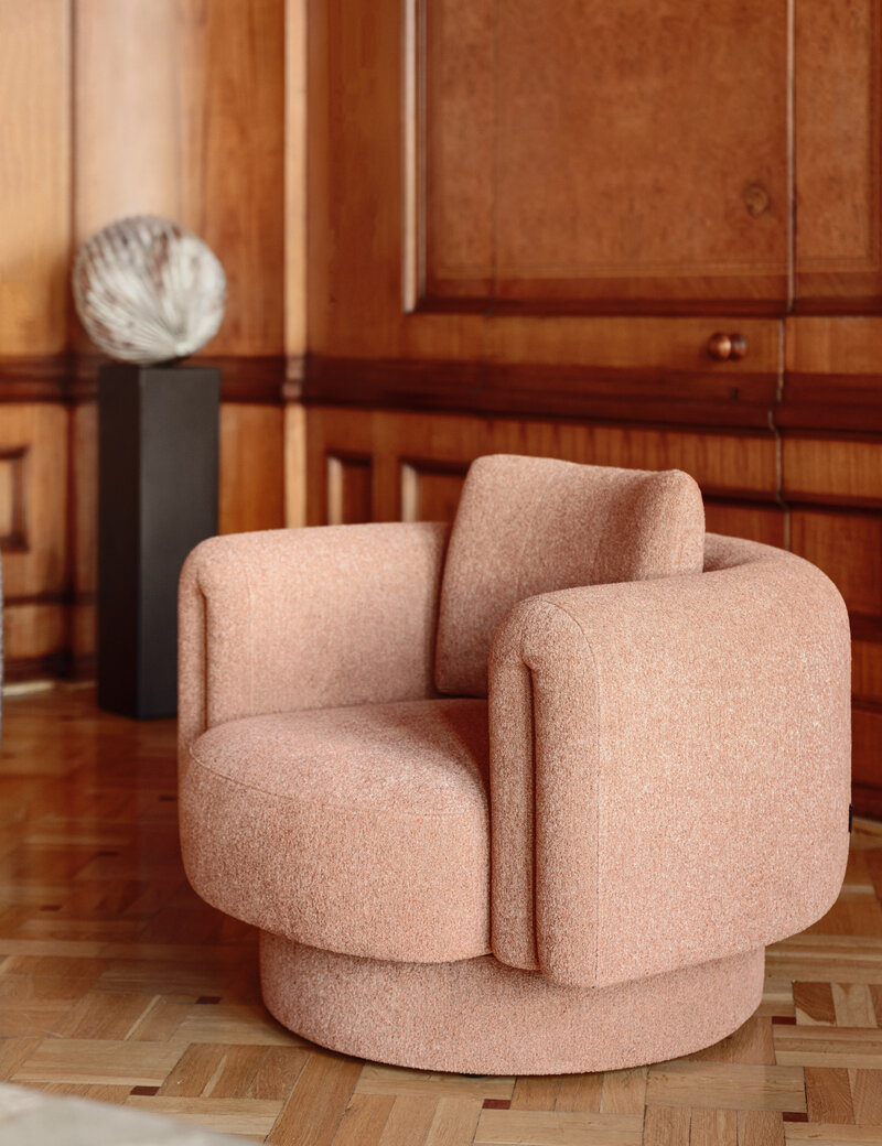 Subtelny, elegancki, nostalgiczny &ndash; antyczny r&oacute;ż we&nbsp;wnętrzach 2026