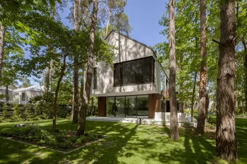 Dom Przenikający autorstwa Exterio Architektura to przykład nowoczesnej architektury, w której światło, natura i starannie zaprojektowana przestrzeń tworzą harmonijną całość 