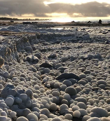 Lodowe kule na wyspie Hailuoto w Finlandii 