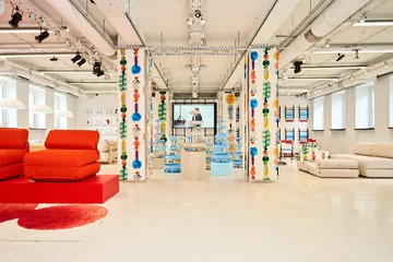 Premiera kolekcji IKEA PS 2026 w warszawskiej Mysiej 3 przyciągnęła miłośników designu, projektantów i media. Nowa seria IKEA stawia na ruch, kolor i eksperymentalne formy we wnętrzach 