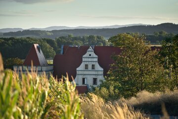 Uroczysko Siedmiu Staw&oacute;w w&nbsp;Goli Dzierżoniowskiej otoczone dolnośląskim krajobrazem. Zabytkowy zamek położony jest wśr&oacute;d zieleni, p&oacute;l i&nbsp;łagodnych wzniesień