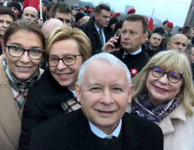 Miniatura: Selfie Jarosława Kaczyńskiego z marszu....