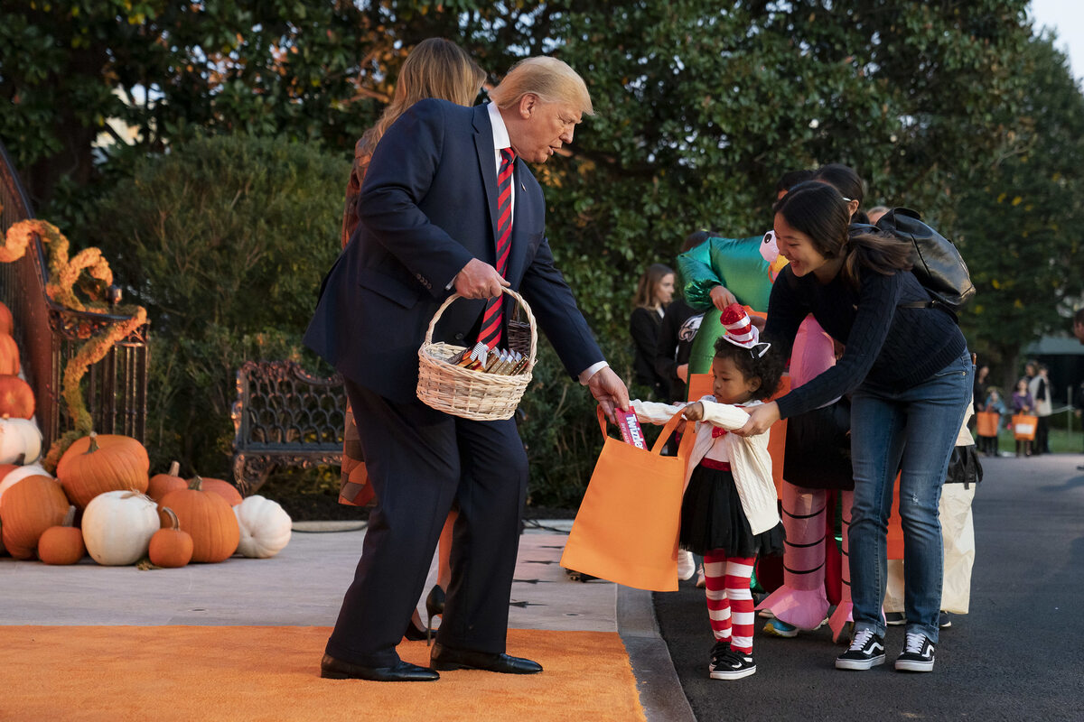 Donald i Melania Trump rozdający słodycze dzieciom 