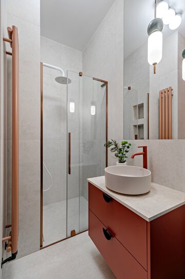 Projekt mieszkania na warszawskim Mokotowie autorstwa Deer Design to przykład spójnej aranżacji, w której funkcjonalność, kolor i jakość wykonania tworzą harmonijną, dopracowaną w każdym detalu przestrzeń do życia 