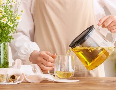 Jakie herbaty pomogą zwalczyć ból gardła? Sięgnij po 3 zioła