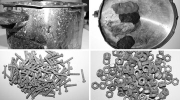 Wewnątrz bomby Paweł R. umieścił metalowe elementy: nakrętki i&nbsp;śruby