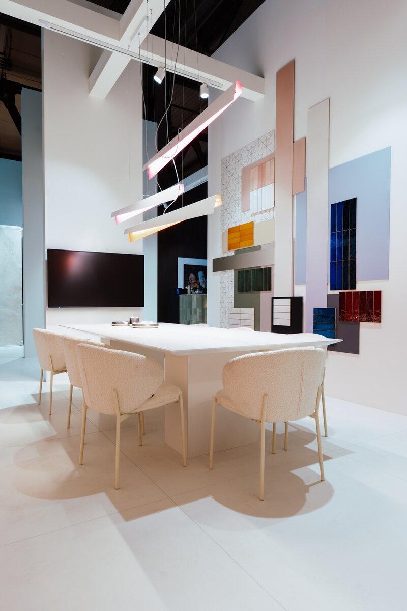 Stoisko Grupa Tubądzin na&nbsp;Salone del Mobile 2026 &ndash; immersyjna przestrzeń inspirowana pracownią artysty redefiniuje rolę ceramiki w&nbsp;architekturze