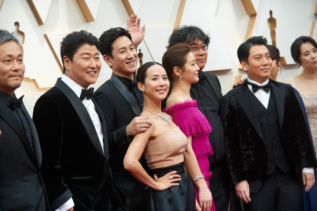 Song Kang Ho, Lee Sun Gyun, Cho Yeo Jeong, Park So Dam, Bong Joon Ho i Park Myung Hoon, podczas 92. ceremonii rozdania Oscarów w 2020 roku 