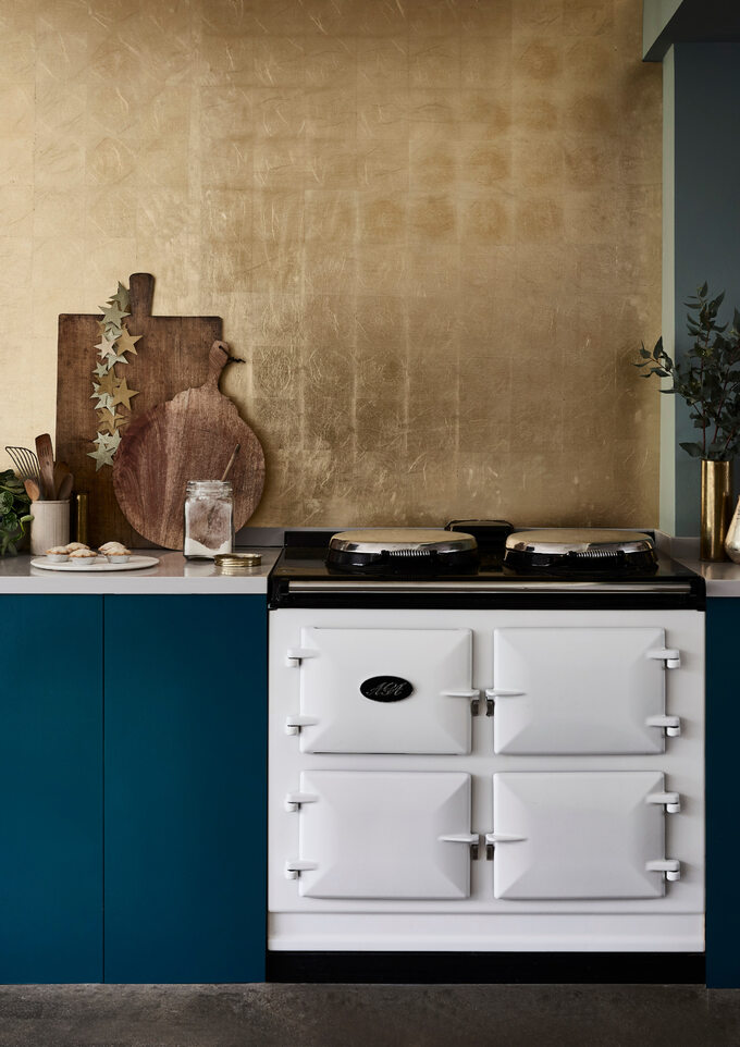 Szafki kuchenne pomalowane farbą kredową Aubusson Blue Annie Sloan