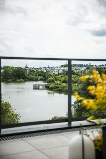 Projekt pracowni masz.design pokazuje, że ciemna kolorystyka, naturalne drewno i światło mogą stworzyć wnętrze pełne spokoju, elegancji i ponadczasowego charakteru 