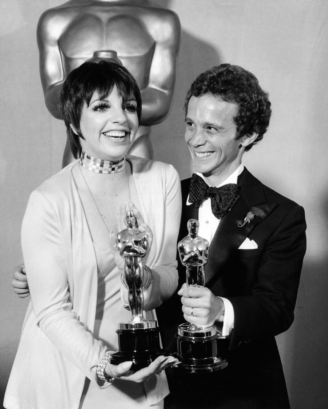 Liza Minnelli i Joel Grey 1973 rok. Liza Minnelli z Oscarem za rolę w filmie „Kabaret”.