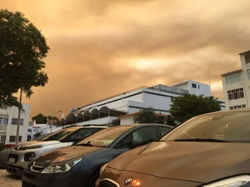 Brunatne niebo nad miastem Albufeira na południu Portugalii 