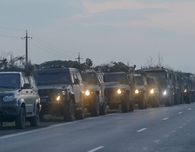 Rosyjski samochód wojskowy otoczony przez mieszkańców Kupiańska....