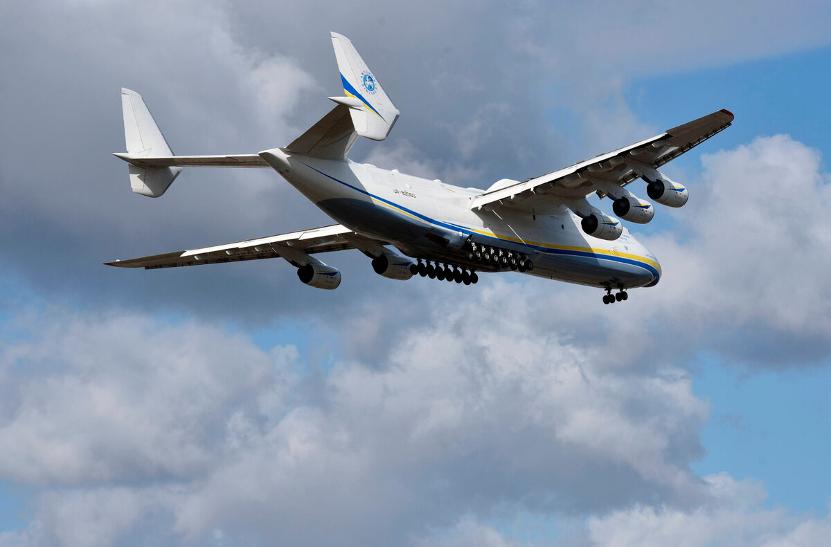 Lądowanie Antonowa An-225 