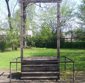 Szubienica na&nbsp;kt&oacute;rej powieszony został Rudolf Hoess