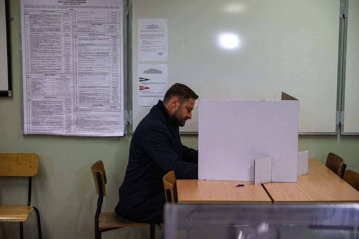 Aleksander Miszalski Kandydat na prezydenta Krakowa Aleksander Miszalski głosuje w jednym z lokali wyborczych w Krakowie