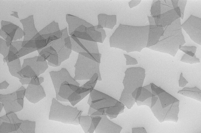 Zdjęcie grafenu płatkowego z mikroskopu