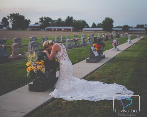 Miniatura: W dniu ślubu przyszła na grób...