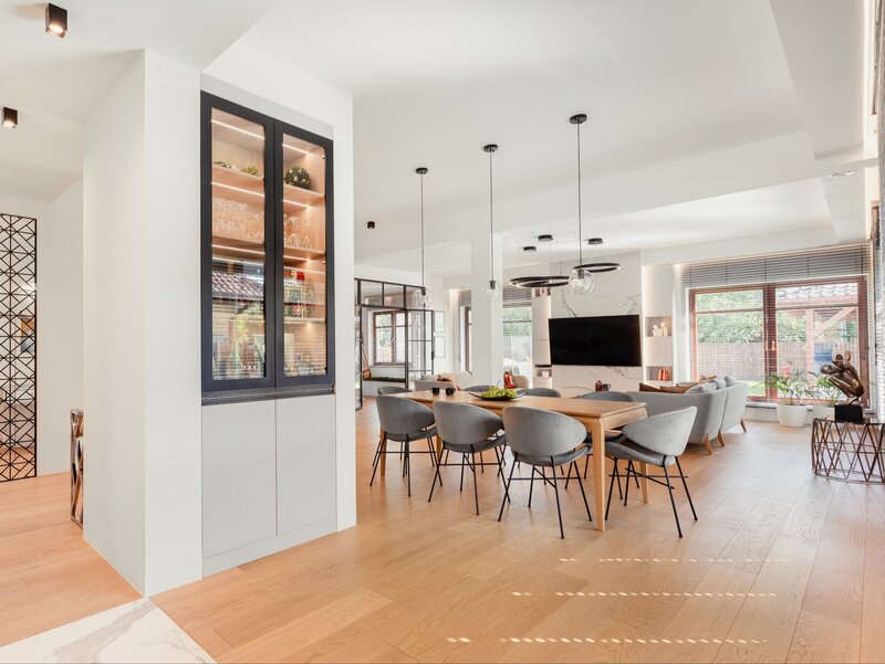 Jasny i przestronny dom jednorodzinny zaprojektowany przez Jasicka & Śnieżek Interior Design. Uwagę przyciągają tapicerowane krzesła marki Iker, z bestsellerowej kolekcji Cheri