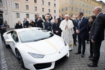 Papież Franciszek przy lamborghini 