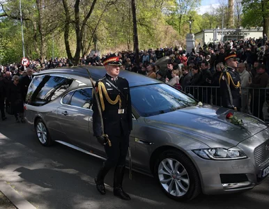 Miniatura: Oklaski i łzy na pogrzebie Łukasza...