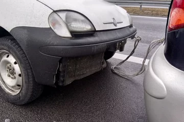 Policja zatrzymała mężczyzn holujących seicento 