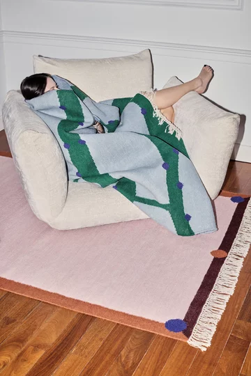 Malwina Konopacka przenosi swój charakterystyczny język form i koloru z ceramiki na ręcznie tuftowane dywany z kolekcji VOYAGE stworzonej dla Carpets & More 