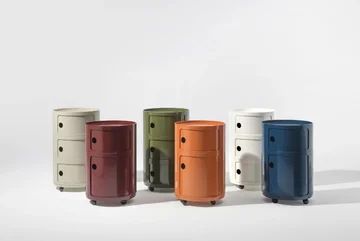 Componibili Anny Castelli Ferrieri, zaprojektowana w 1969 roku dla marki Kartell, powraca w sześciu kolorach. Charakterystyczna cylindryczna forma i przesuwne drzwiczki pozostają znakiem rozpoznawczym tego projektu 