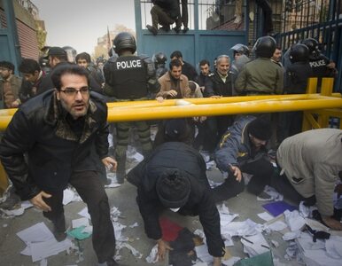 Miniatura: Iran: szturm na brytyjską ambasadę....