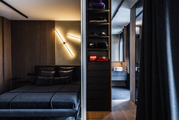 Projekt pracowni masz.design pokazuje, że ciemna kolorystyka, naturalne drewno i światło mogą stworzyć wnętrze pełne spokoju, elegancji i ponadczasowego charakteru 
