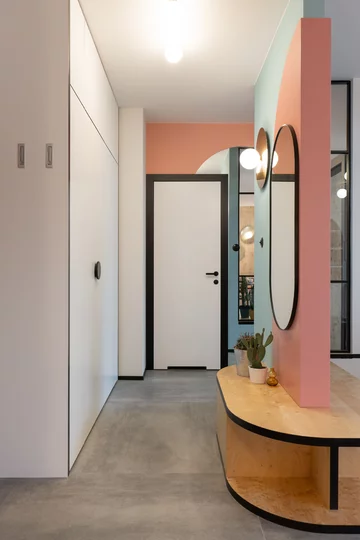Różowe mieszkanie z miejscem do pracy, projekt KODO KODO, różowe, małe, mieszkanie
