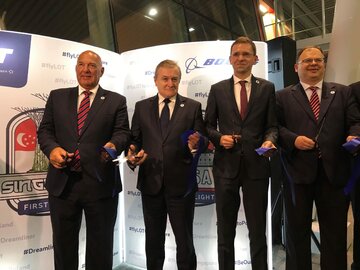 Przecięcie wstęgi na&nbsp;lotnisku Szopena w&nbsp;Warszawie
