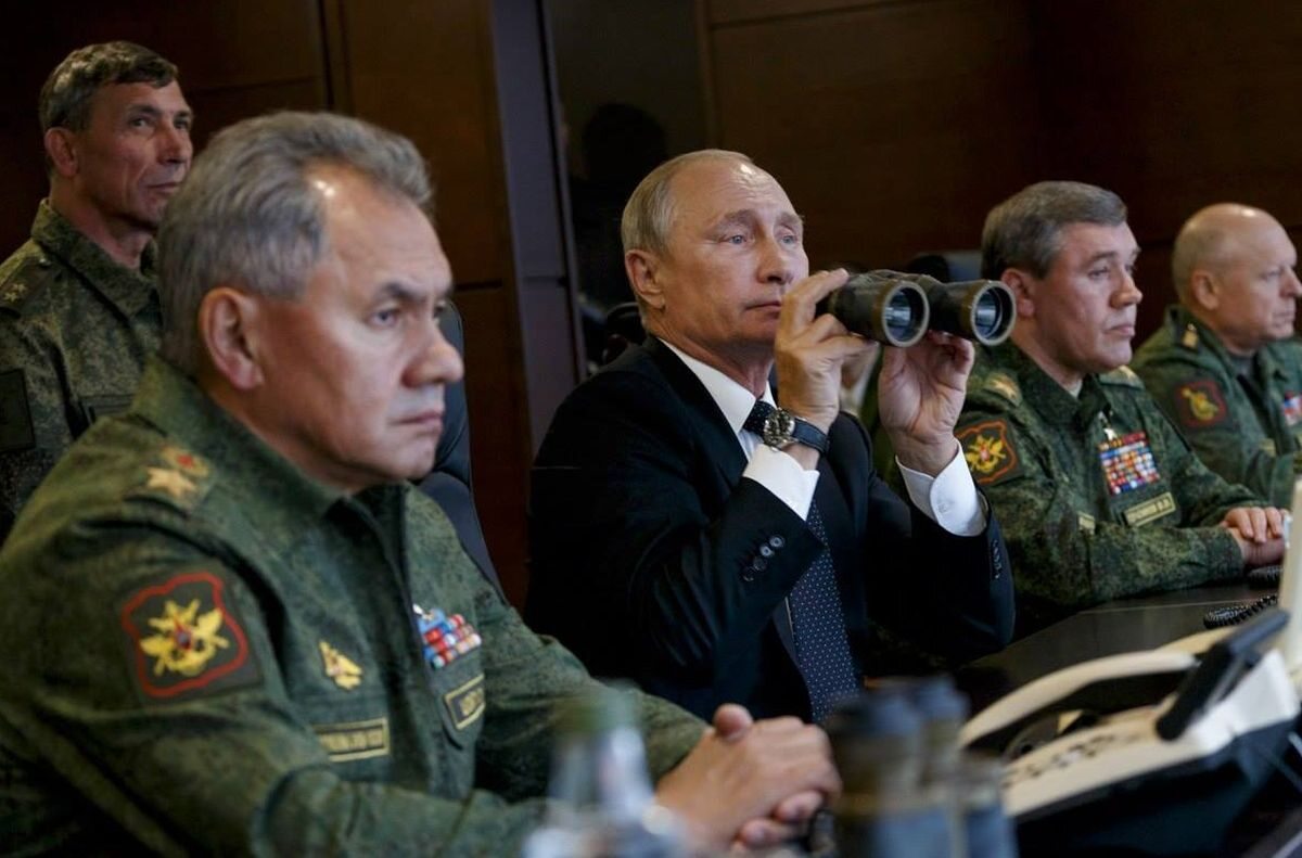 Władimir Putin obserwuje manewry Zapad'17 