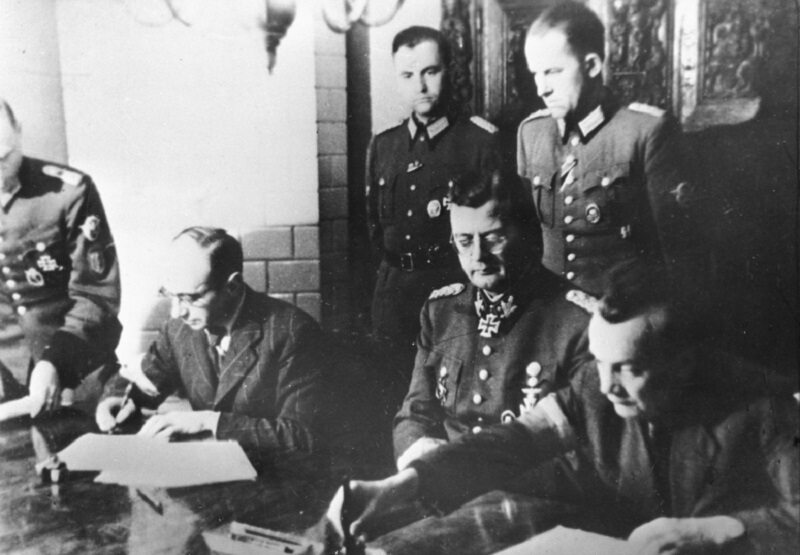 Podpisanie „Układu o zaprzestaniu działań wojennych w Warszawie”, kończącego Powstanie Warszawskie 