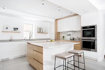 Mieszkanie w&nbsp;bieli, projekt Newsam Construction