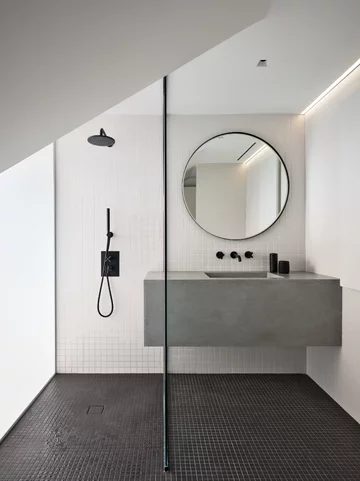Dwupoziomowy apartament z kuchnią w kolorze miedzi Projekt: MU Architecture 