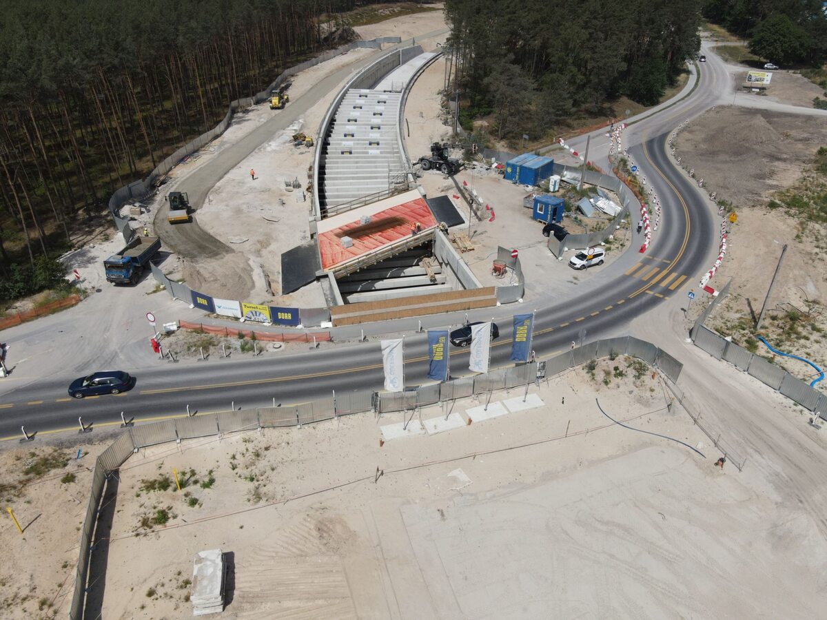 Prace na terenie budowy tunelu pod Świną 