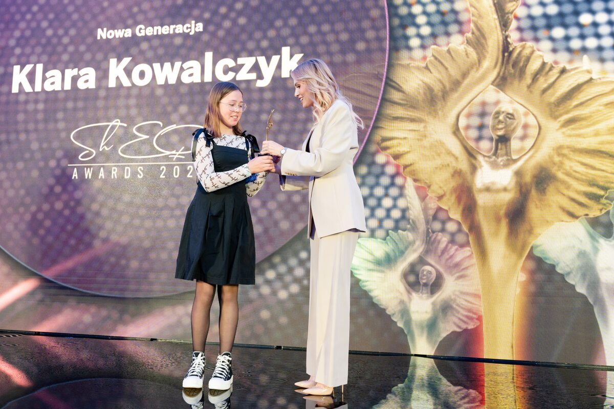 Klara Kowalczyk odbiera statuetkę w kategorii „Nowa Generacja” 