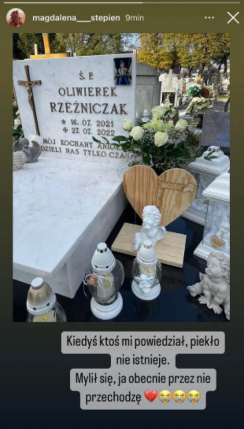 Magdalena Stępień pokazuje grób Oliwierka 