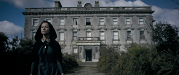 kadr z&nbsp;filmu "The Lodgers. Przeklęci" (2017)