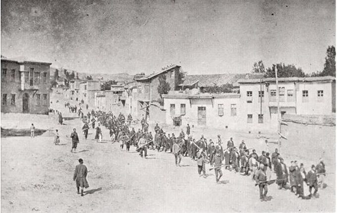 Tureccy żołnierze eskortujący Ormian w 1915 roku