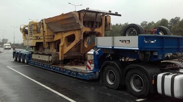 Przeładowany TIR wiozący kruszarkę