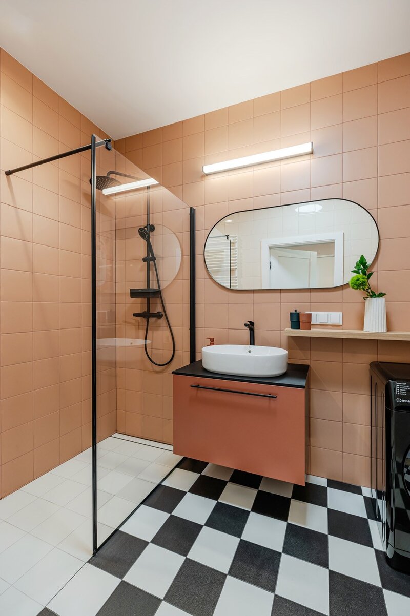 Niewielkie mieszkanie w energetycznych kolorach, projekt Deer Design