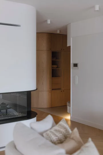 Projekt MIKOŁAJSKAstudio pokazuje, że styl japandi to nie tylko estetyka, ale przede wszystkim świadomie zaprojektowana przestrzeń sprzyjająca codziennemu komfortowi i wyciszeniu 